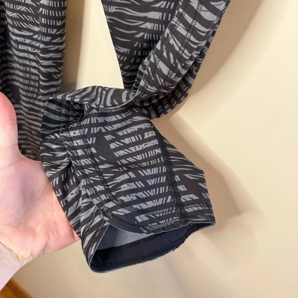 LULULEMON Top Speed Crop *Full-On Luxtreme Stripe Play Slate Black/Black 17” 6